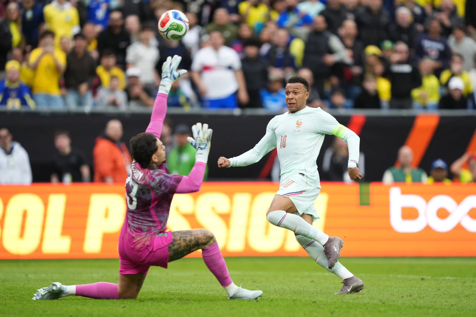 Mbappé supera a Ederson y marca gol en el amistoso entre Francia y Brasil.