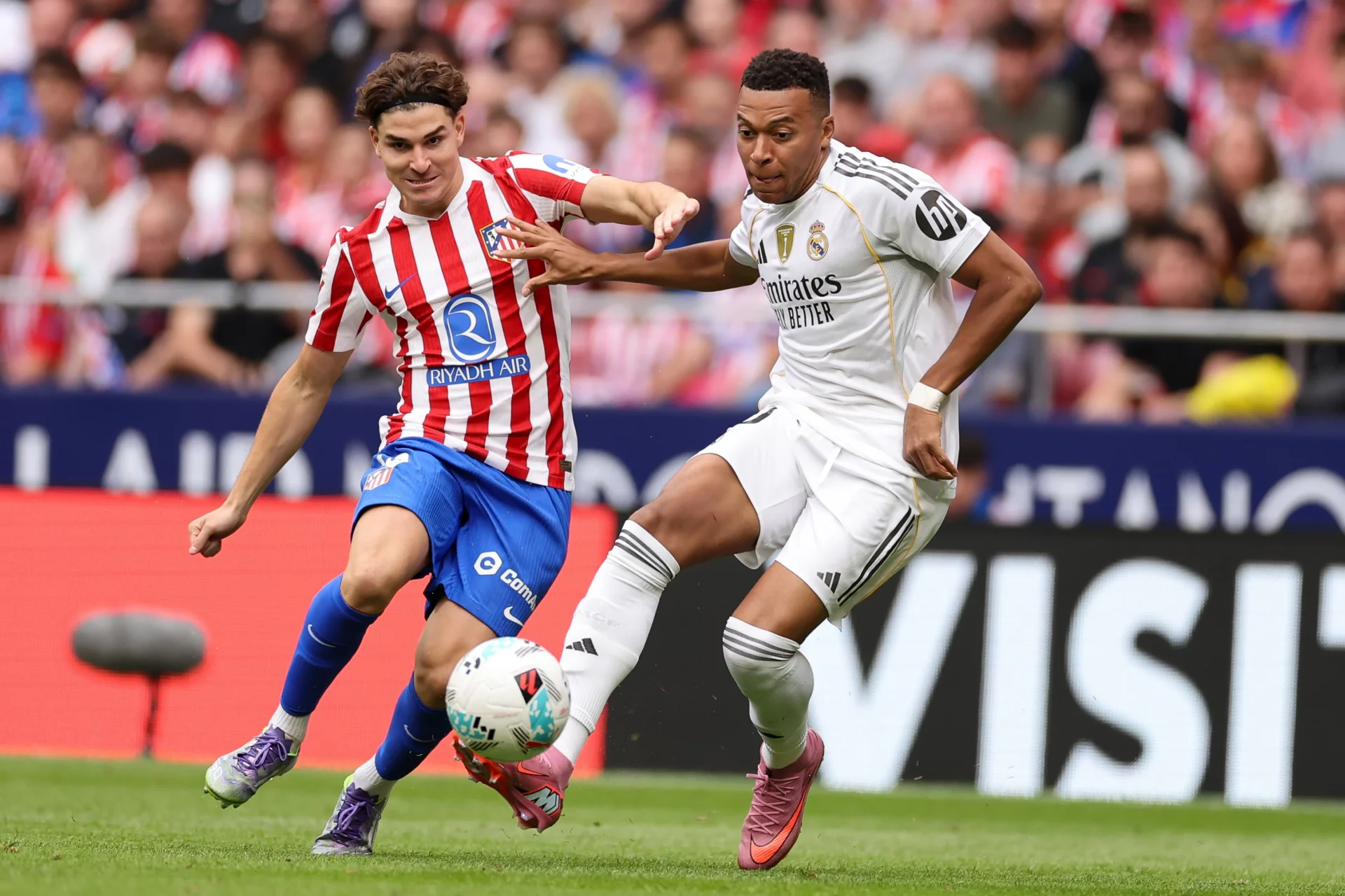 Real Madrid – Atlético de Madrid: horario y dónde ver el derbi de LaLiga en el Bernabéu Kylian Mbappé y Julián Álvarez disputan un balón durante el derbi entre Atlético de Madrid y Real Madrid en el Metropolitano