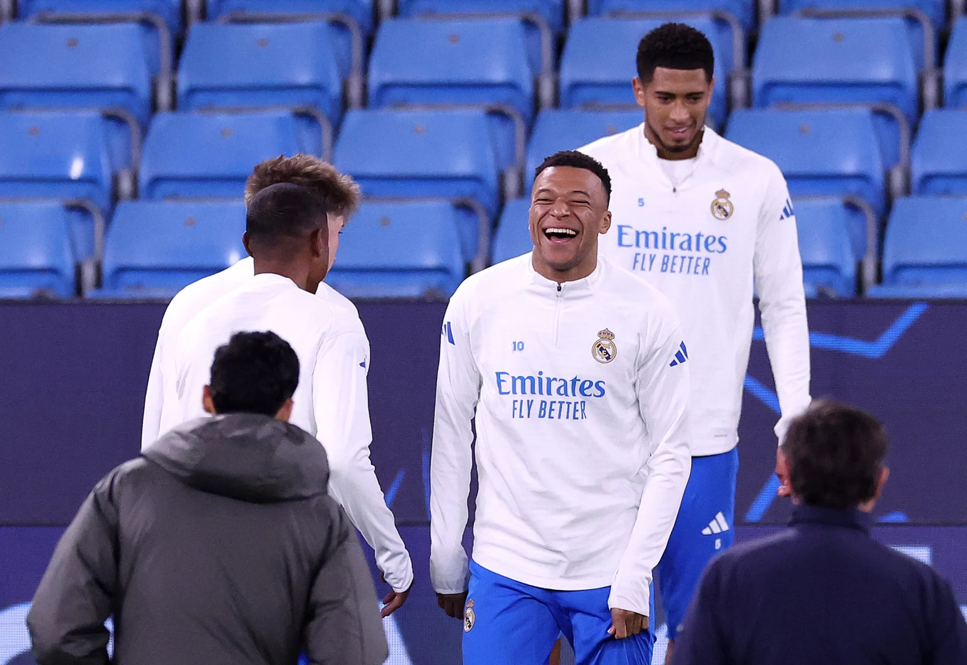 Kylian Mbappé sonríe durante el entrenamiento del Real Madrid en el Etihad Stadium