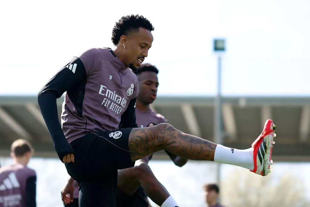 Éder Militao se entrena con el Real Madrid durante su recuperación de la lesión.