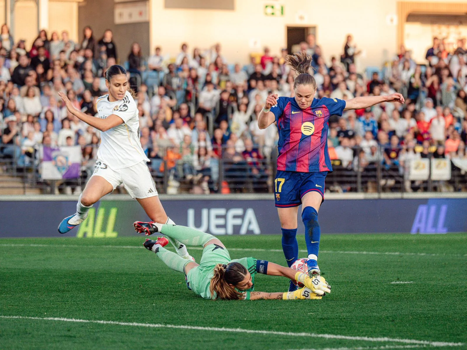 Misa detiene el avance de Pajor durante el partido entre Real Madrid Femenino y Barcelona.