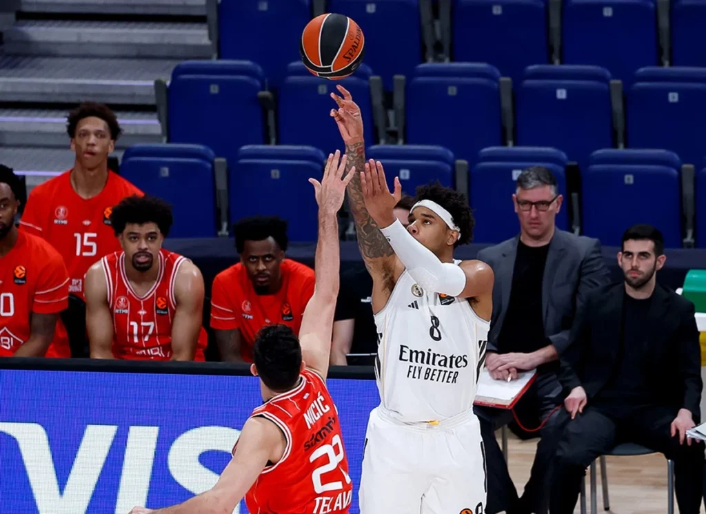 Chuma Okeke lanza un triple delante de un jugador del Hapoel Tel-Aviv.