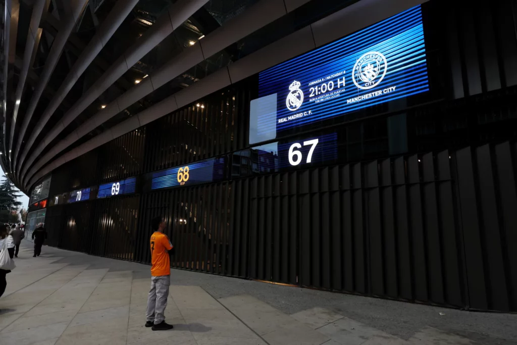 Pantalla en el exterior del Santiago Bernabéu con los escudos de Real Madrid y Manchester City
