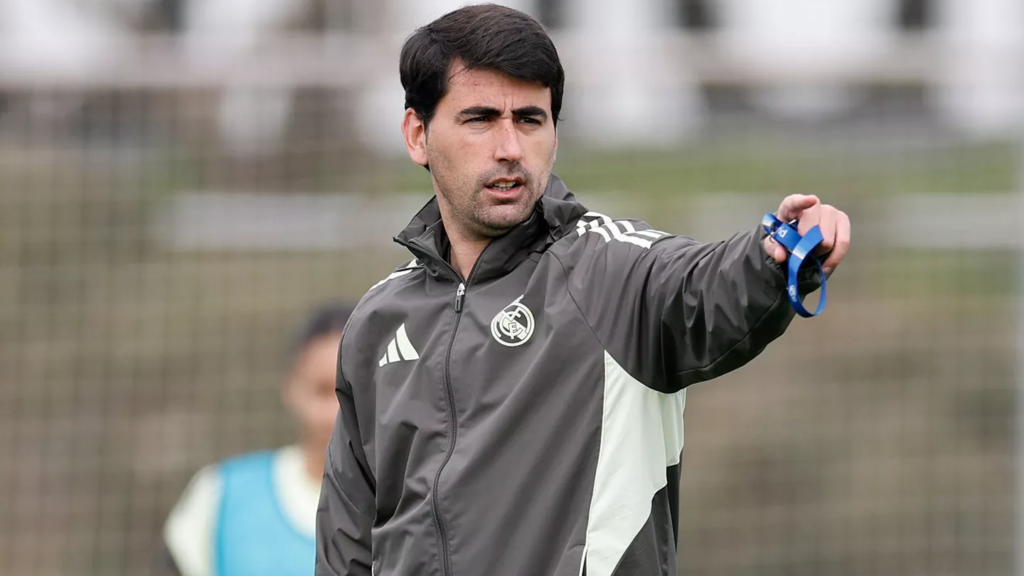 Pau Quesada dirige un entrenamiento del Real Madrid Femenino antes de visitar al Eibar.