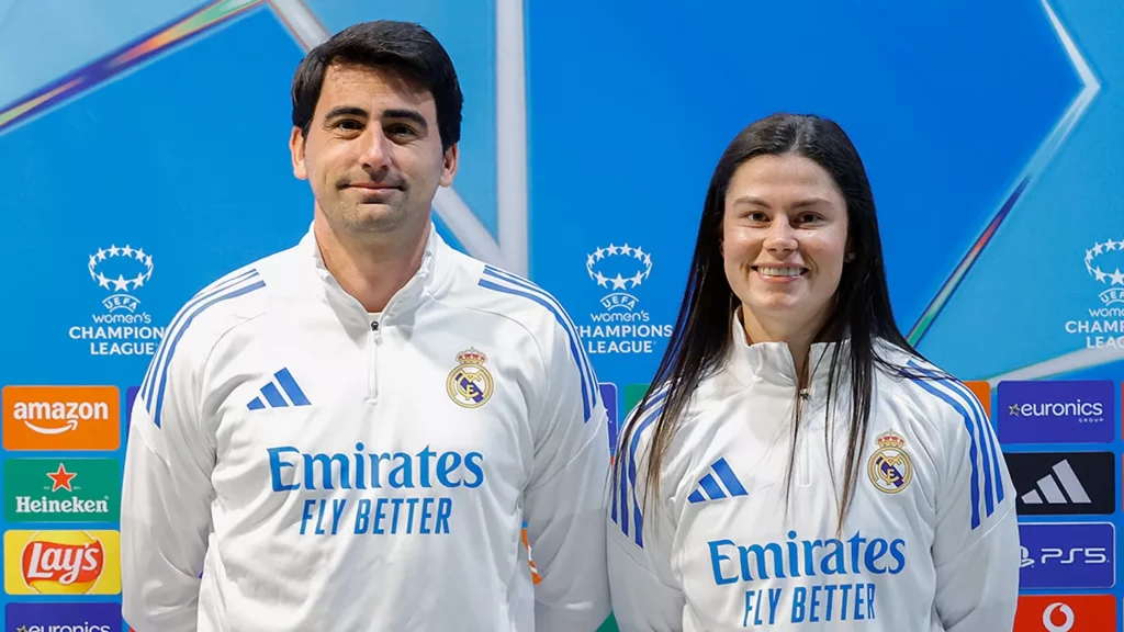 Pau Quesada y María Méndez, antes de la rueda de prensa previa al Clásico de Champions.