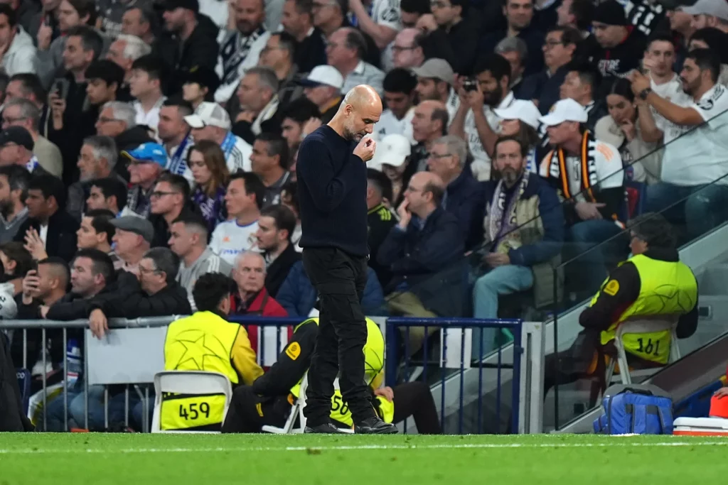 Pep Guardiola entrena al Manchester City en la banda del Santiago Bernabéu.