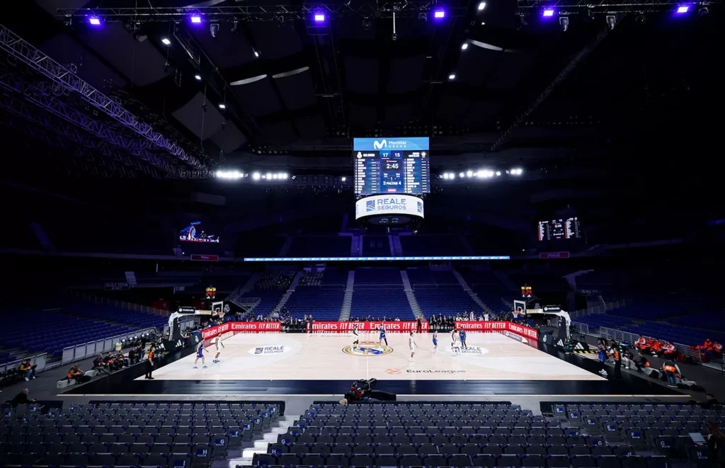 Vista del Movistar Arena vacío durante un partido del Real Madrid de baloncesto.