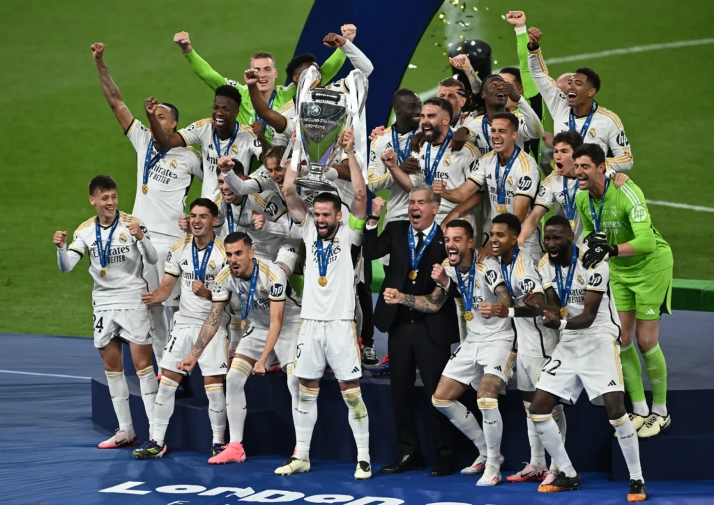 Los jugadores del Real Madrid levantan el trofeo de campeón de la Champions en 2024, la última vez que eliminaron al Bayern de Múnich.