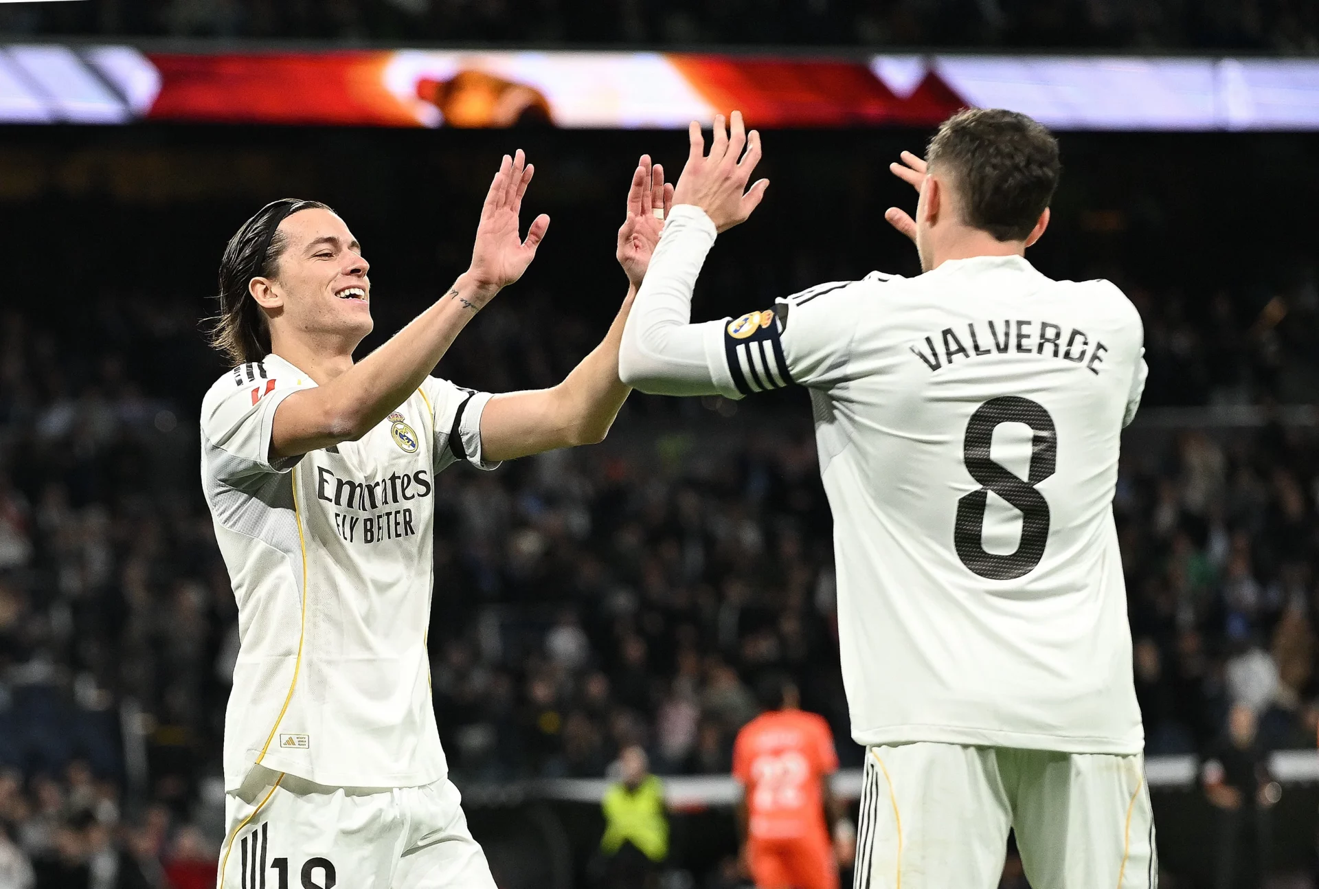 Previa Real Madrid – Getafe: Ganar o ganar para seguir la estela del Barça Álvaro Carreras y Valverde celebran un gol en el Santiago Bernabéu.