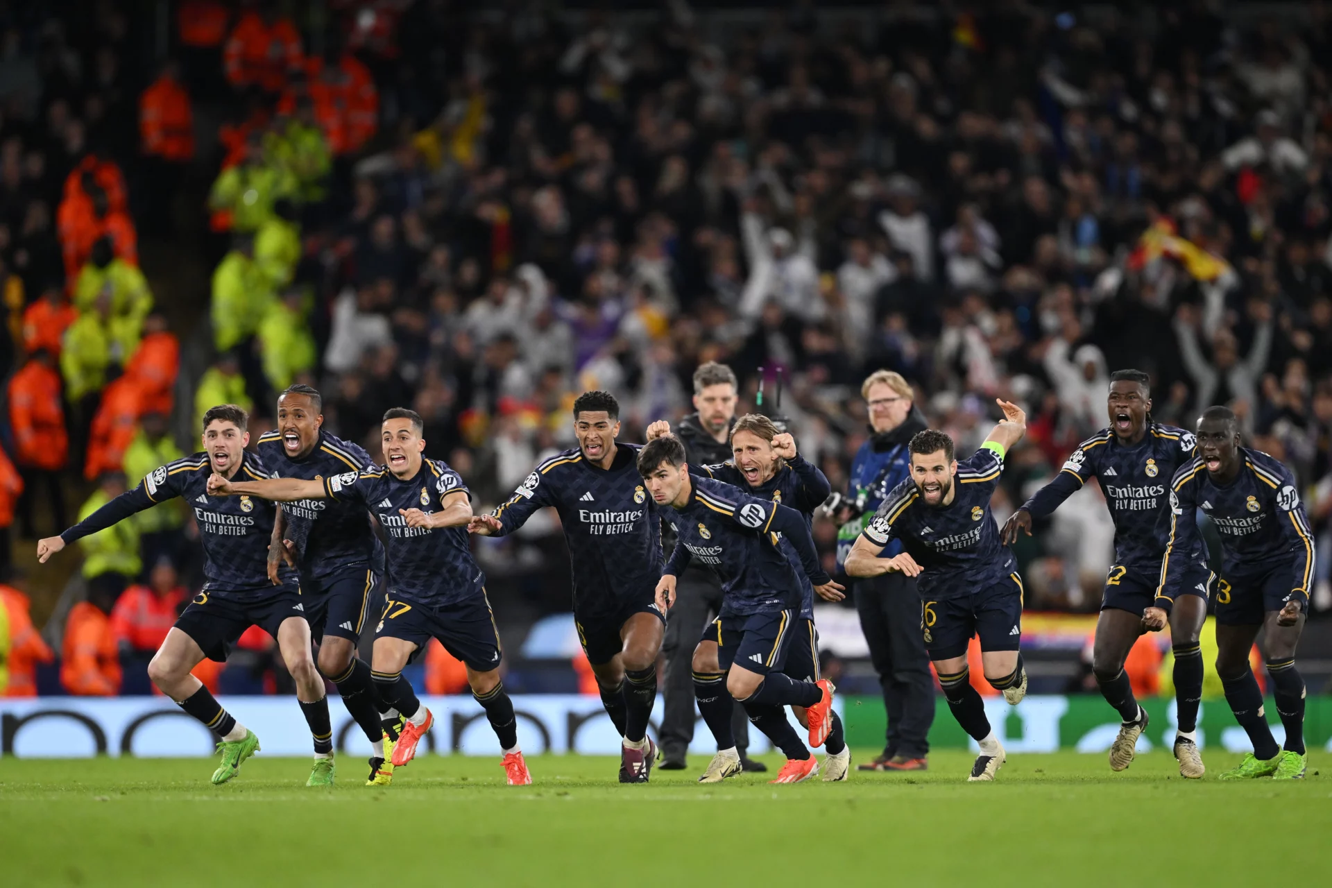 Los jugadores del Real Madrid celebran su clasificación a semifinales de Champions en el Etihad Stadium en 2024