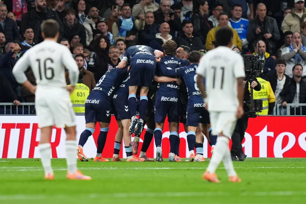 Gonzalo y Rodrygo observan a los jugadores del Celta celebrar un gol en el Santiago Bernabéu.