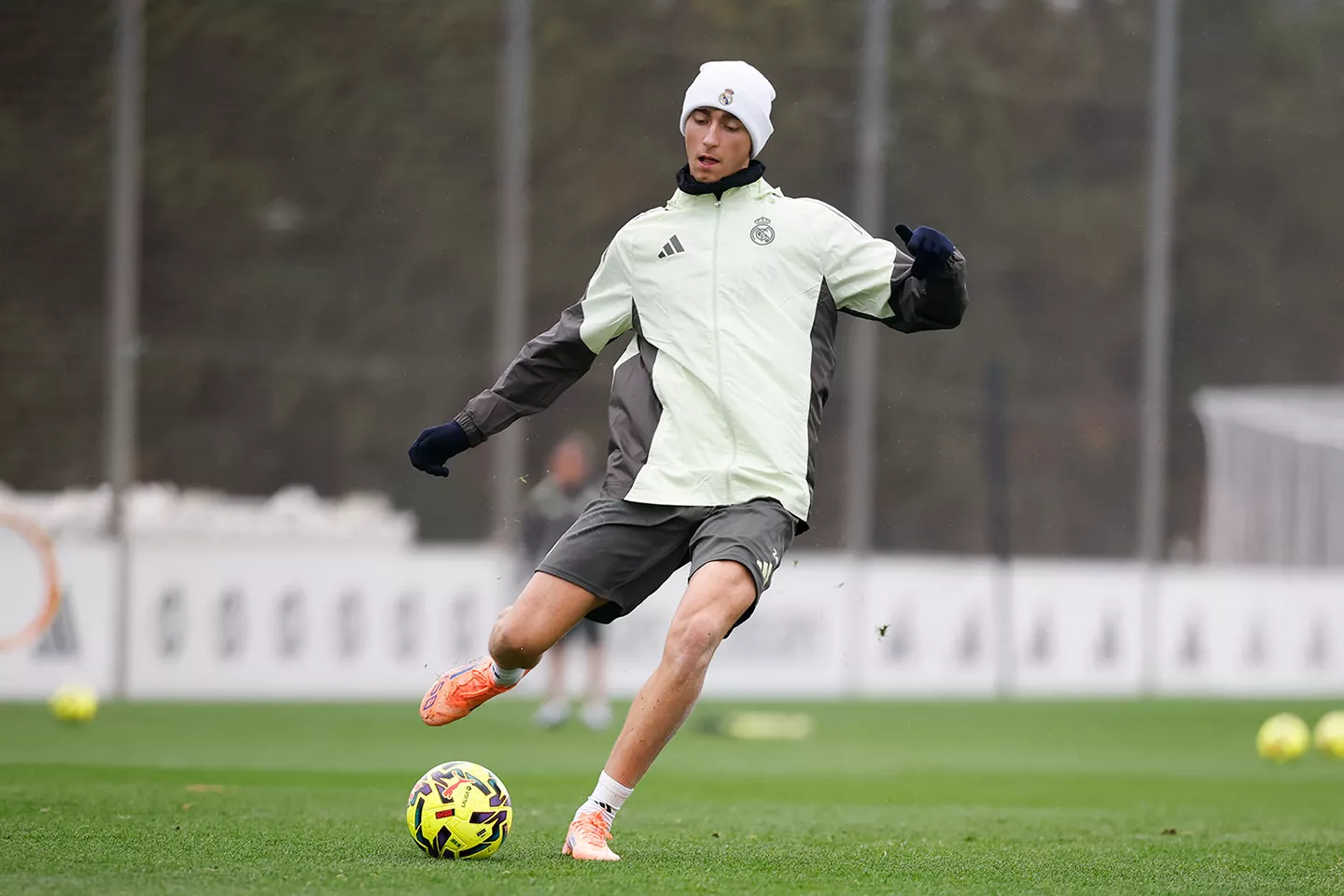 Huijsen, durante una sesión de entrenamiento del Real Madrid.