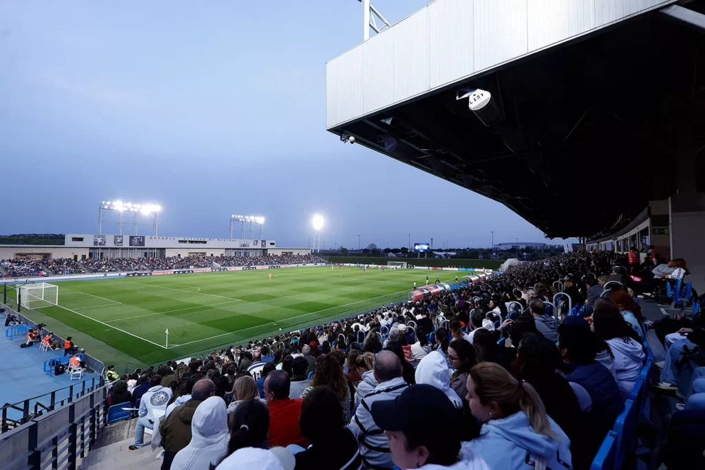 Las gradas del Alfredo Di Stéfano llenas de público viendo un partido del Real Madrid Femenino.