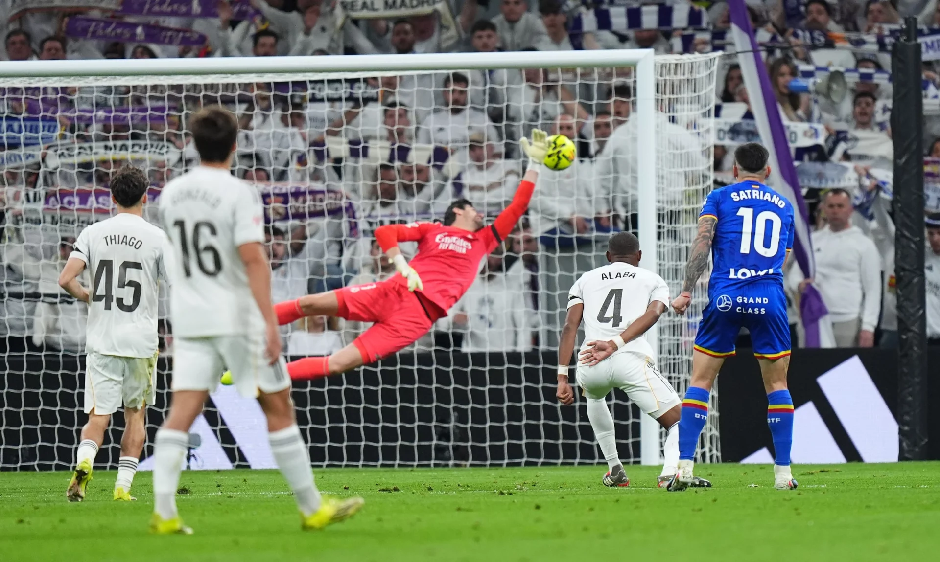 Thibaut Courtois no logra evitar el gol de Satriano en el Real Madrid 0-1 Getafe.