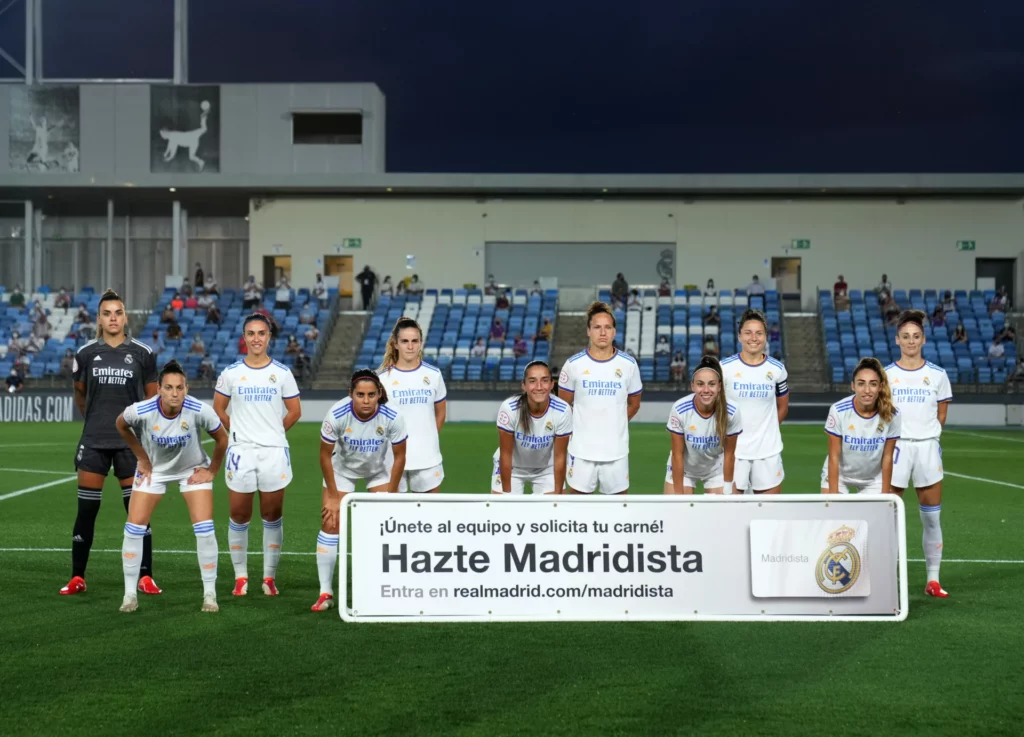 Las jugadoras del Real Madrid posan antes del partido ante el Manchester City en 2021, el primero con público en el Alfredo Di Stéfano.