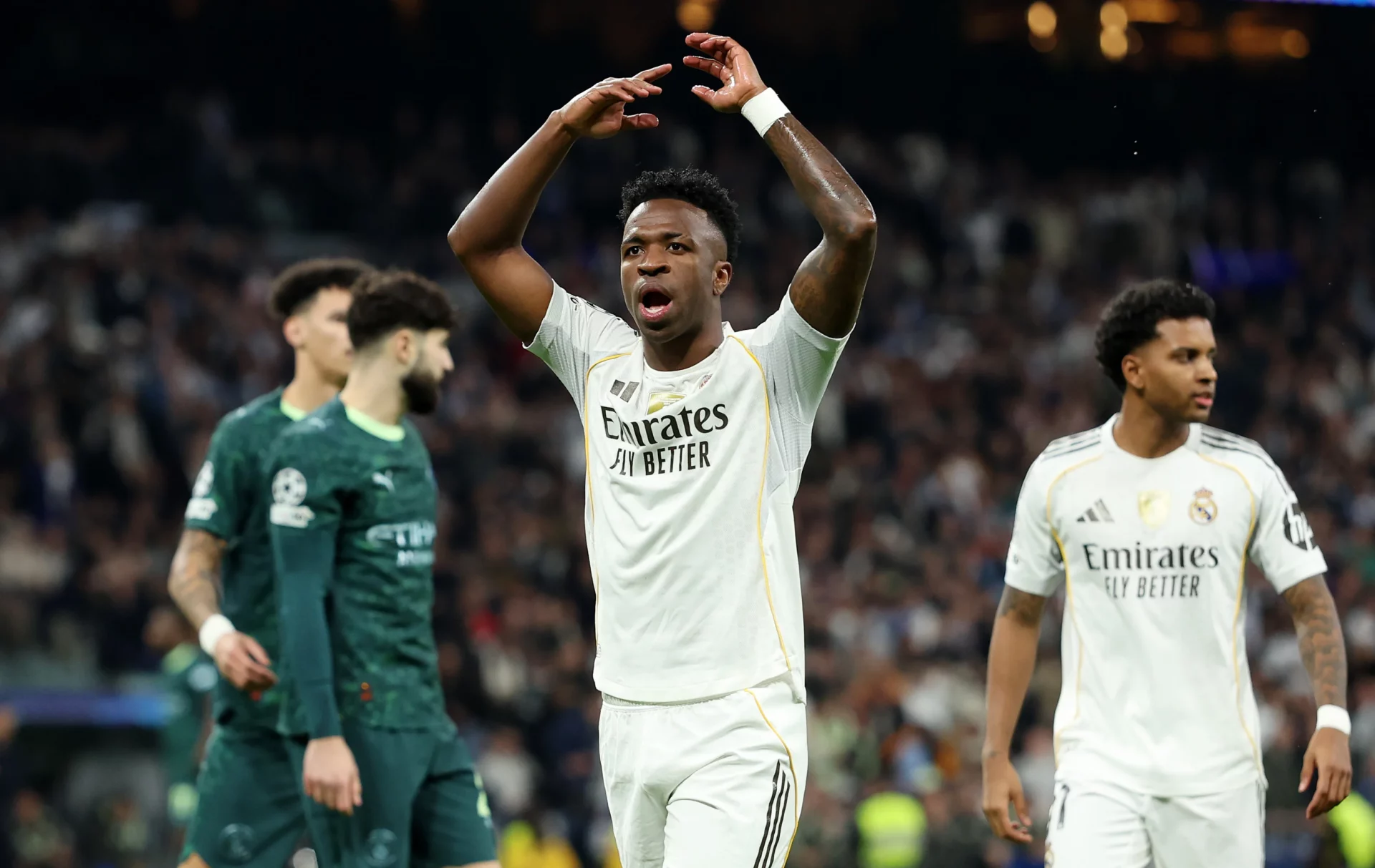 Vinicius anima al Santiago Bernabéu durante un partido contra el Manchester City.