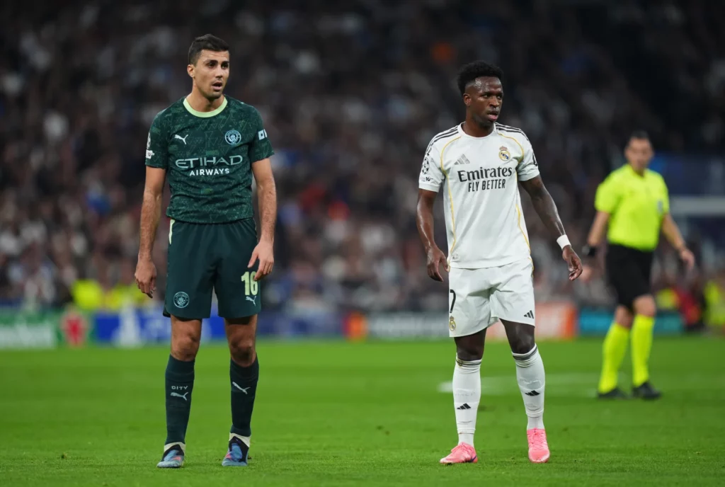 Rodri y Vinicius durante un partido de Champions League entre Real Madrid y Manchester City.