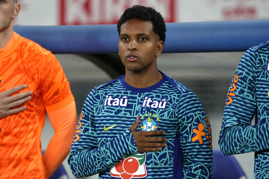 Rodrygo Goes escucha el himno de Brasil en uno de los últimos partidos antes del Mundial 2026.