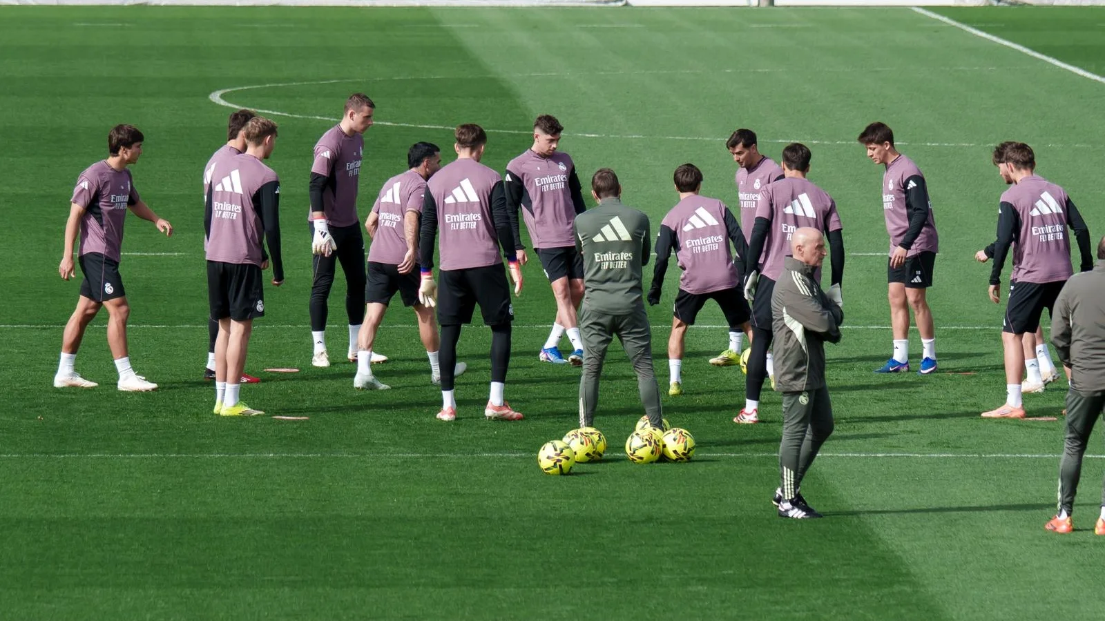 Los jugadores del Real Madrid completan un ejercicio de rondo durante el entrenamiento previo al Celta.