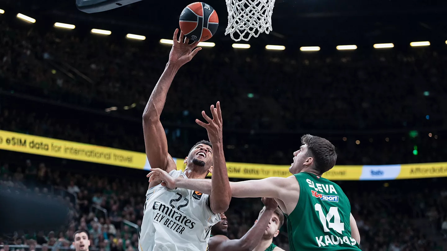 Zalgiris Kaunas 87-85 Real Madrid: Un Madrid gris no suma en su visita a Lituania Tavares lanza a canasta durante la derrota del Real Madrid ante Zalgiris Kaunas