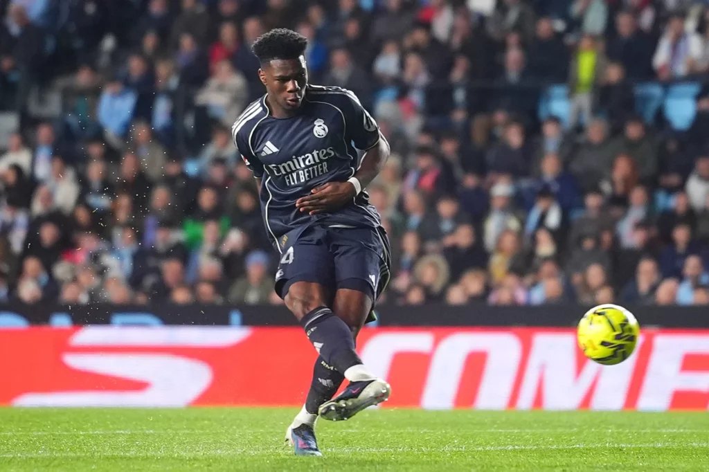 Aurélien Tchouaméni dispara en su gol al Celta de Vigo.
