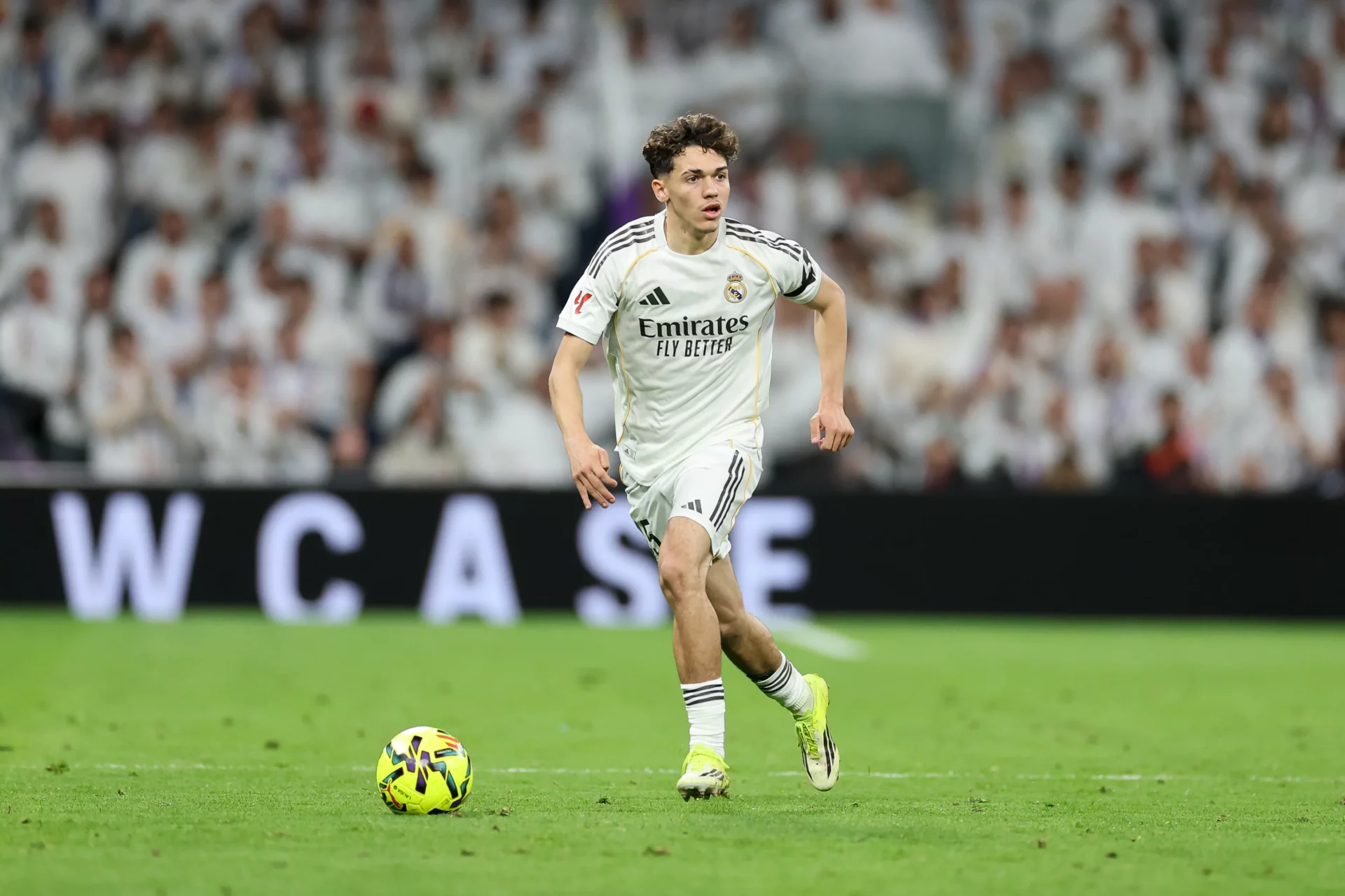 Thiago Pitarch en un partido del Real Madrid en LaLiga.