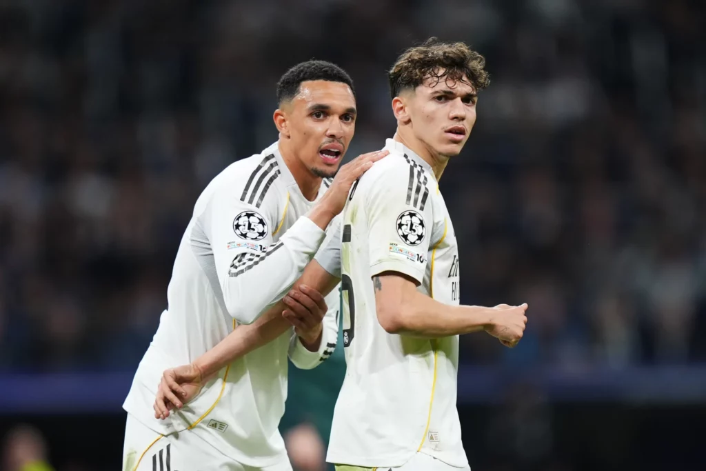 Thiago Pitarch y Trent Alexander-Arnold, durante el Real Madrid 3-0 Manchester City.