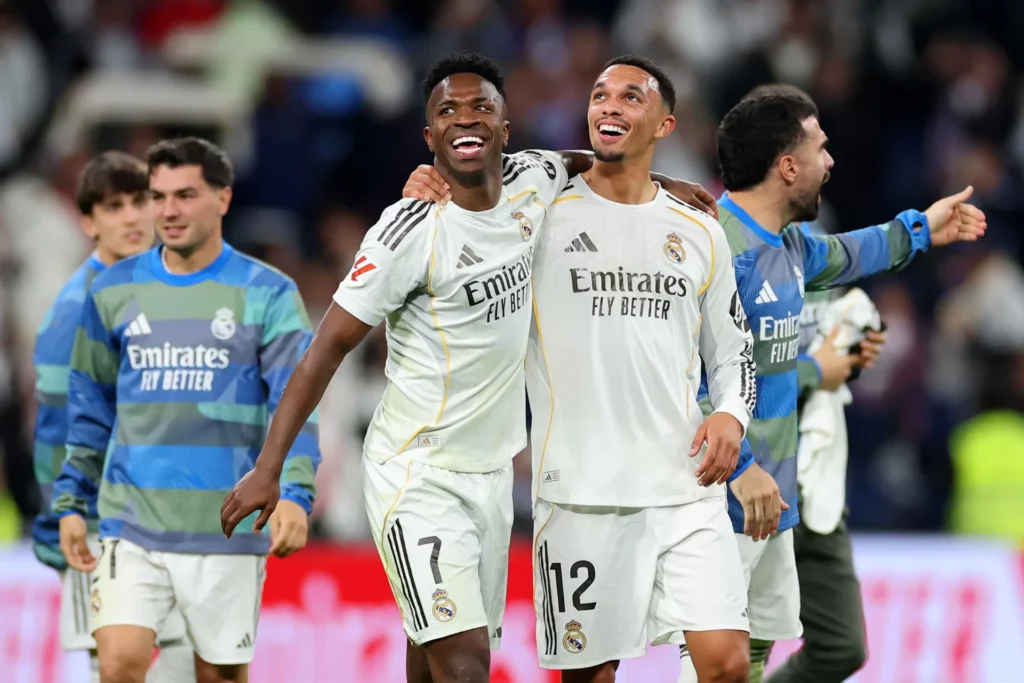 Trent celebra con Vinicius la victoria del Real Madrid contra el Atlético de Madrid en el Santiago Bernabéu.