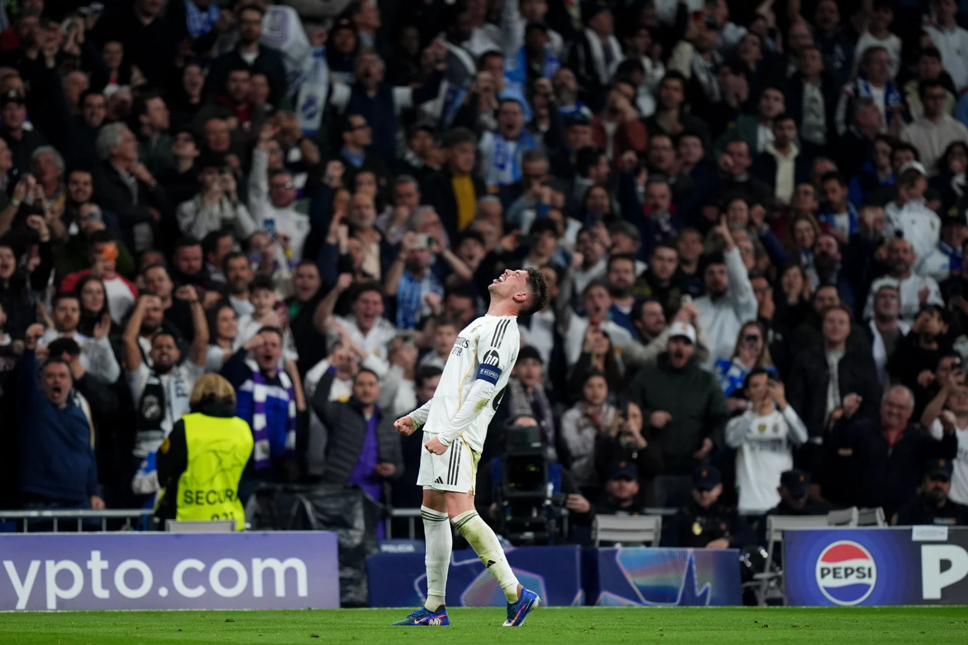 Fede Valverde celebra un gol con la afición del Real Madrid.