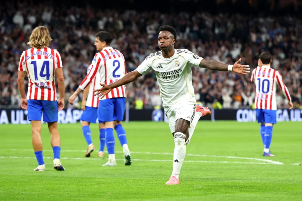 Vinicius celebra uno de sus goles contra el Atlético en el derbi