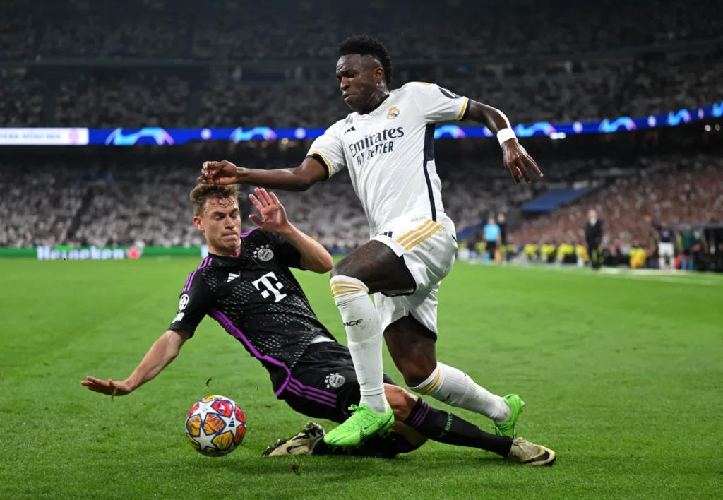 Vinicius regatea a Joshua Kimmich durante el último partido entre Real Madrid y Bayern de Múnich en 2024.