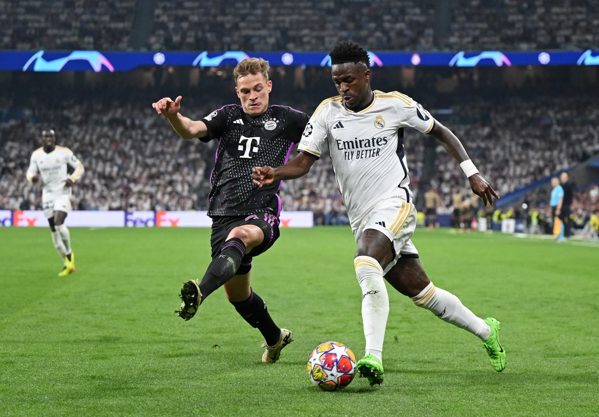 Vinícius Júnior y Joshua Kimmich disputan un balón durante las semifinales de la Champions League 2024 entre Real Madrid y Bayern