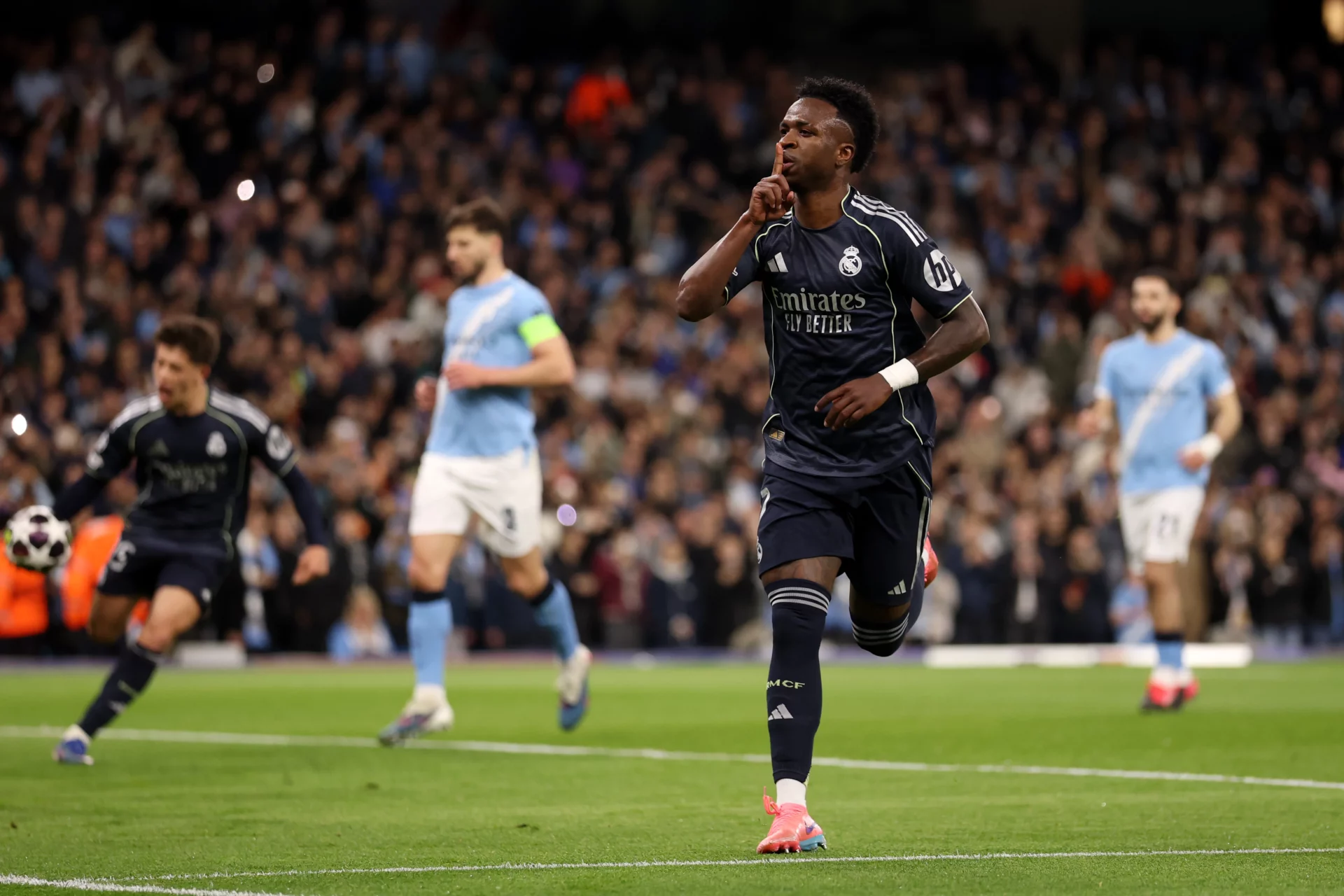 Vinicius celebra un gol contra el Manchester City en el Etihad Stadium