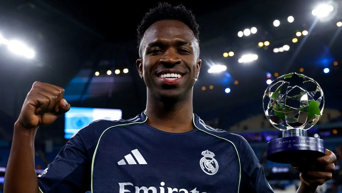 Vinicius Junior posa con el trofeo de MVP del Manchester City - Real Madrid en el Etihad Stadium.
