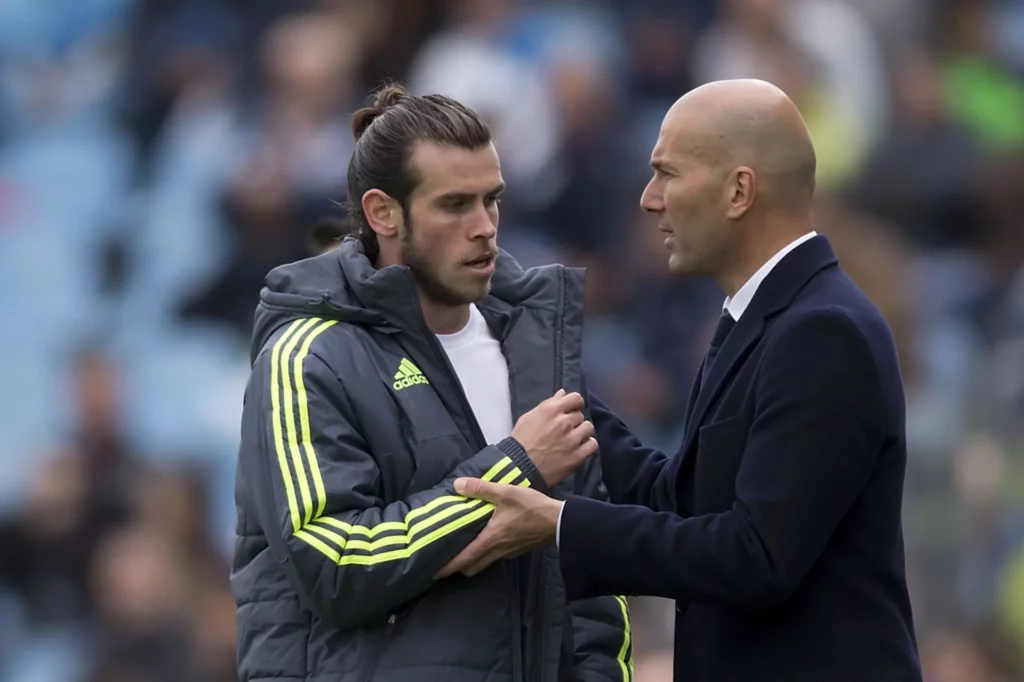Zinedine Zidane y Gareth Bale se saludan durante su etapa como entrenador y jugador del Real Madrid.
