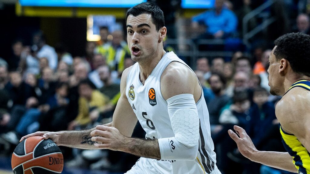 Alberto Abalde bota el balón durante el partido entre Fenerbahçe y Real Madrid en Estambul.