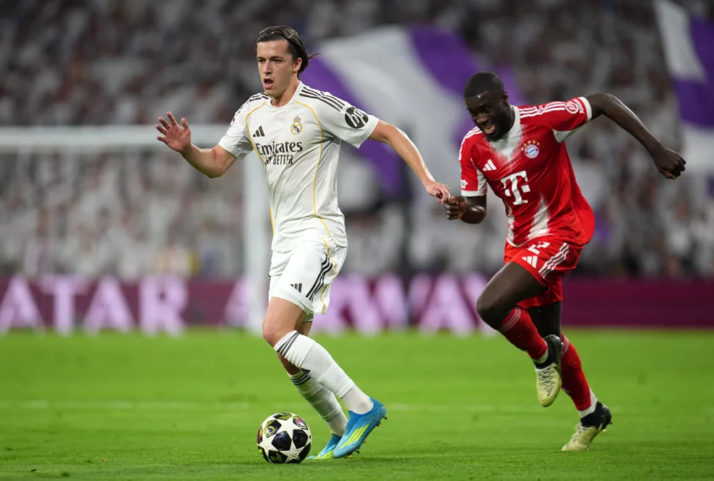 Álvaro Carreras se escapa de Upamecano con la pelota en el partido entre Real Madrid y Bayern en el Santiago Bernabéu.