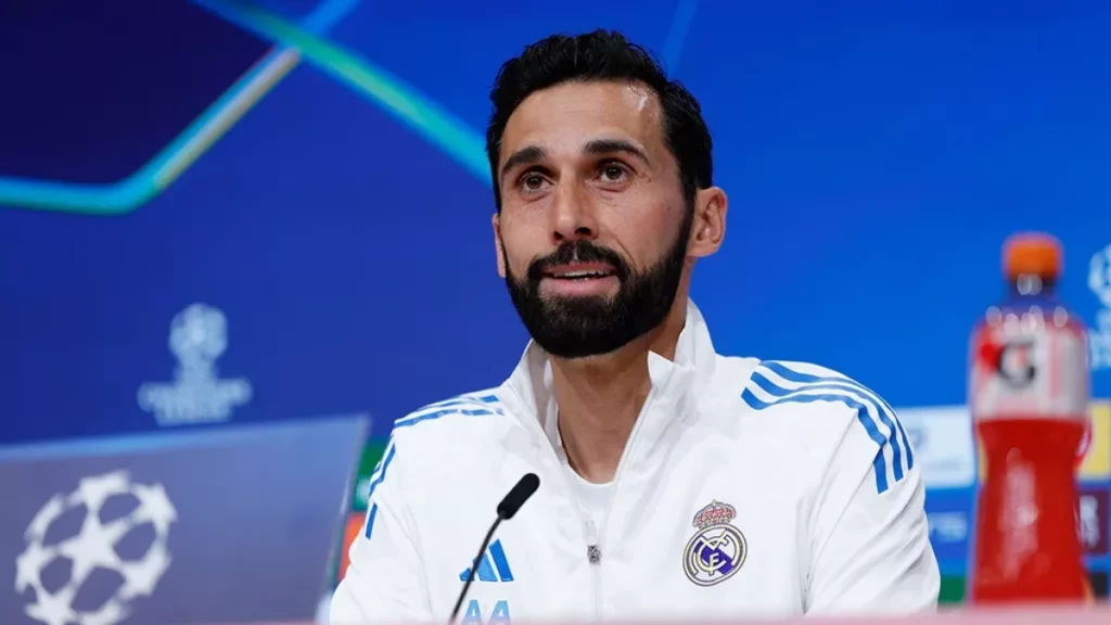 Álvaro Arbeloa habla ante la prensa en el día previo al partido entre Bayern y Real Madrid.