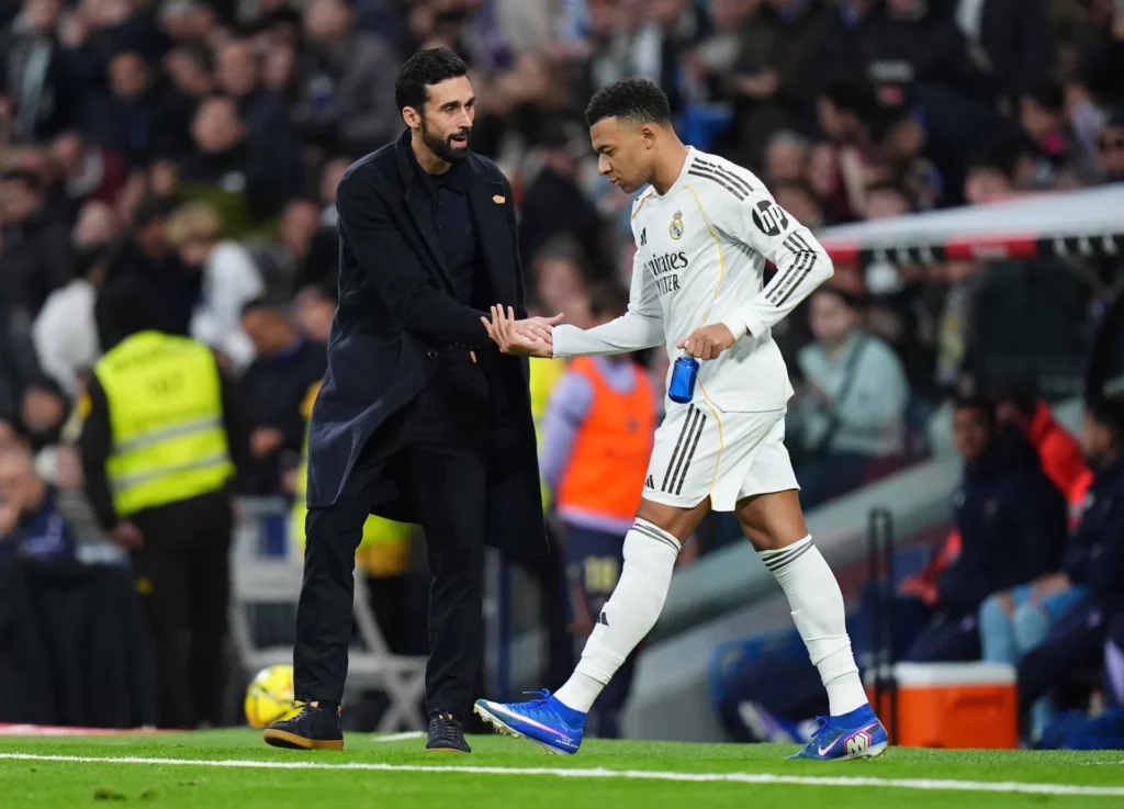 Álvaro Arbeloa saluda a Kylian Mbappé durante un partido del Real Madrid en el Santiago Bernabéu.