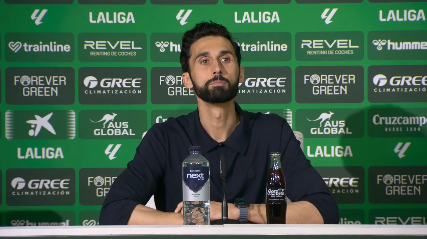 Álvaro Arbeloa se queja del arbitraje en rueda de prensa tras el partido entre Real Betis y Real Madrid.