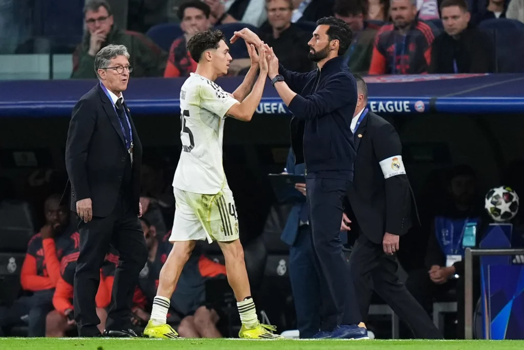 Álvaro Arbeloa se saluda con Thiago Pitarch tras su sustitución ante el Bayern de Múnich.