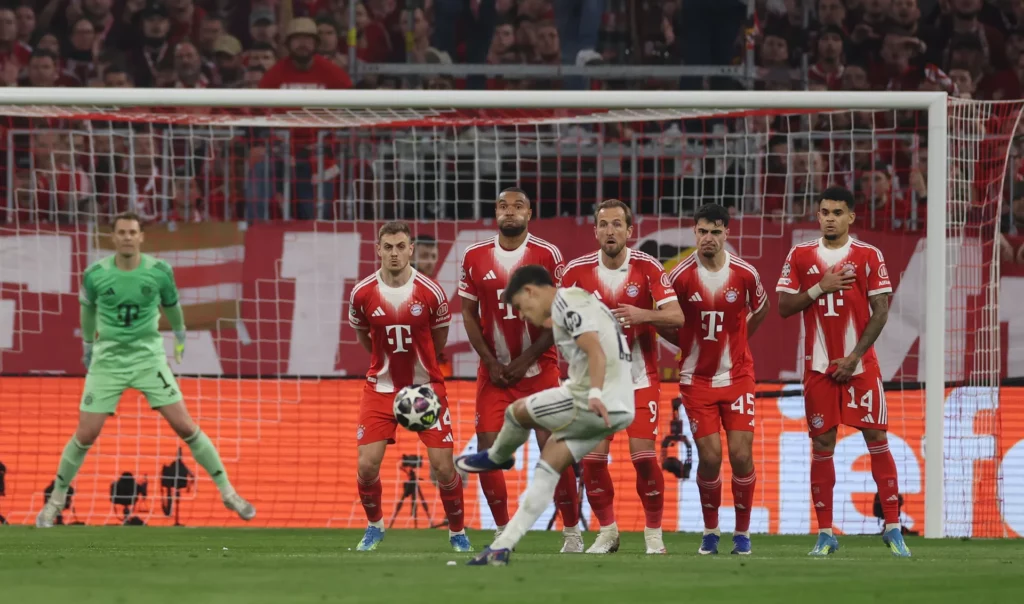 Arda Güler marca un gol de falta durante el partido entre Real Madrid y Bayern