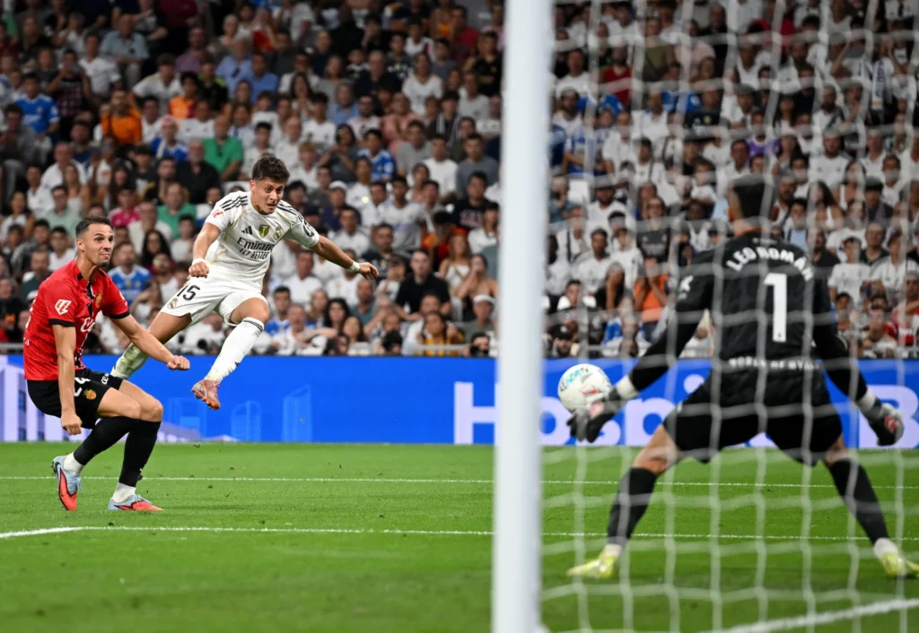 Arda Güler chuta a portería durante un partido entre Real Madrid y RCD Mallorca en el Santiago Bernabéu.