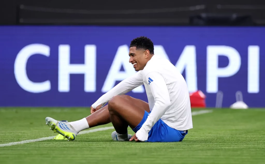 Jude Bellingham sonríe sobre el césped del Allianz Arena durante el entrenamiento del Real Madrid.