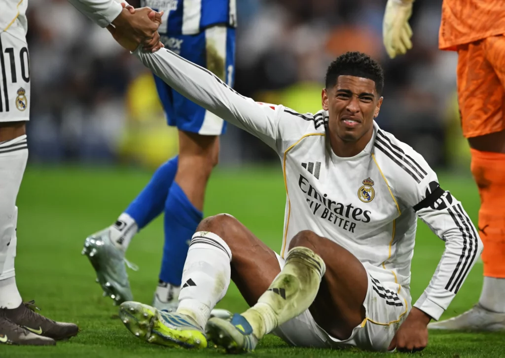 Jude Bellingham se duele durante el partido de LaLiga EA Sports entre Real Madrid y Alavés.