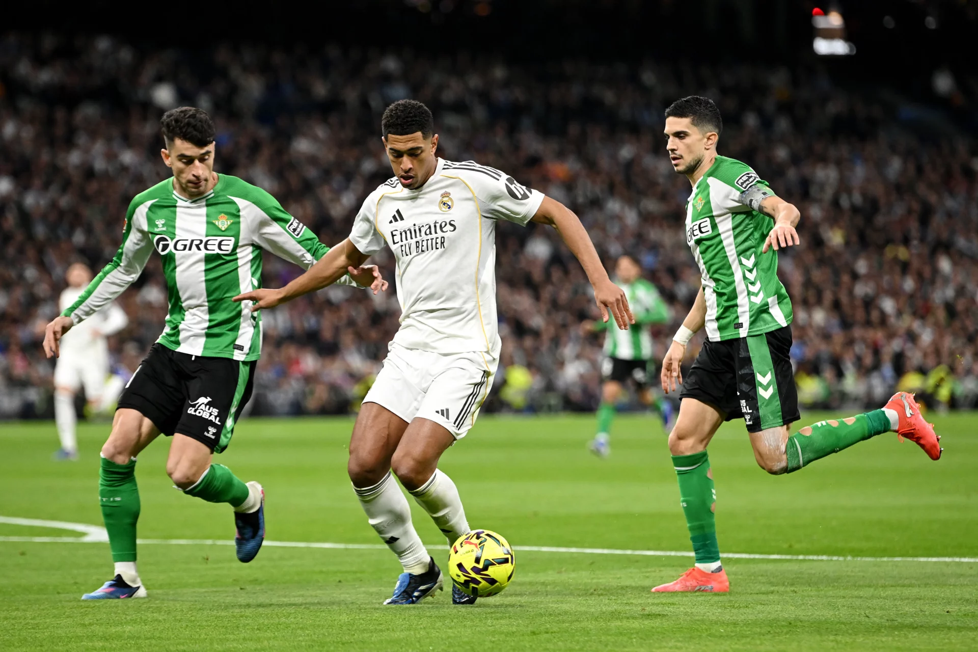 Jude Bellingham, rodeado de jugadores del Real Betis durante el partido de la primera vuelta de LaLiga.