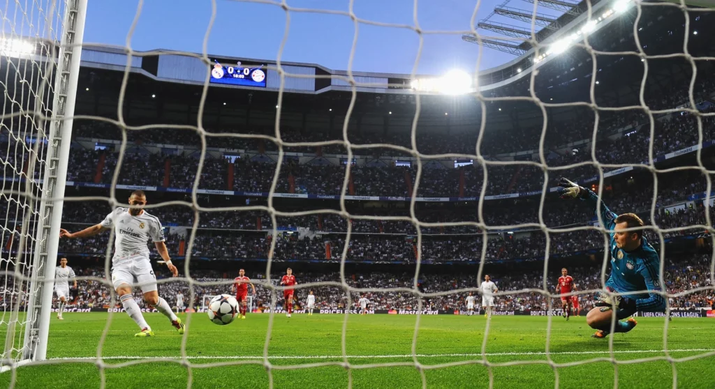 Karim Benzema marca gol a Manuel Neuer durante la semifinal de Champions League entre Real Madrid y Bayern en 2012.
