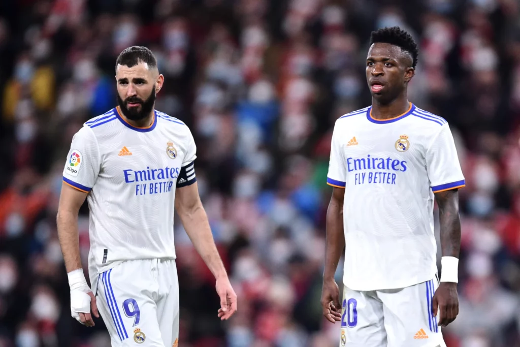 Karim Benzema y Vinicius Junior, durante su etapa como compañeros en el Real Madrid en 2024.