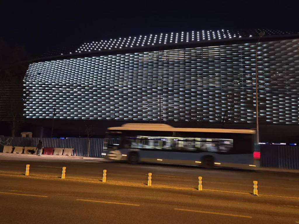 La fachada exterior del Santiago Bernabéu iluminada de blanco por las luces LED.