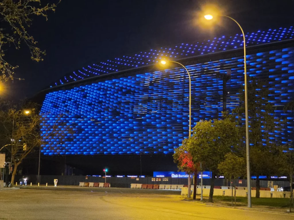 El Santiago Bernabéu iluminado de azul durante las pruebas de luces exteriores.